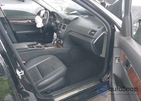 2011 Mercedes-Benz C 300 Luxury/Sport z USA, uszkodzony, nr VIN WDDGF5EB3BA510155